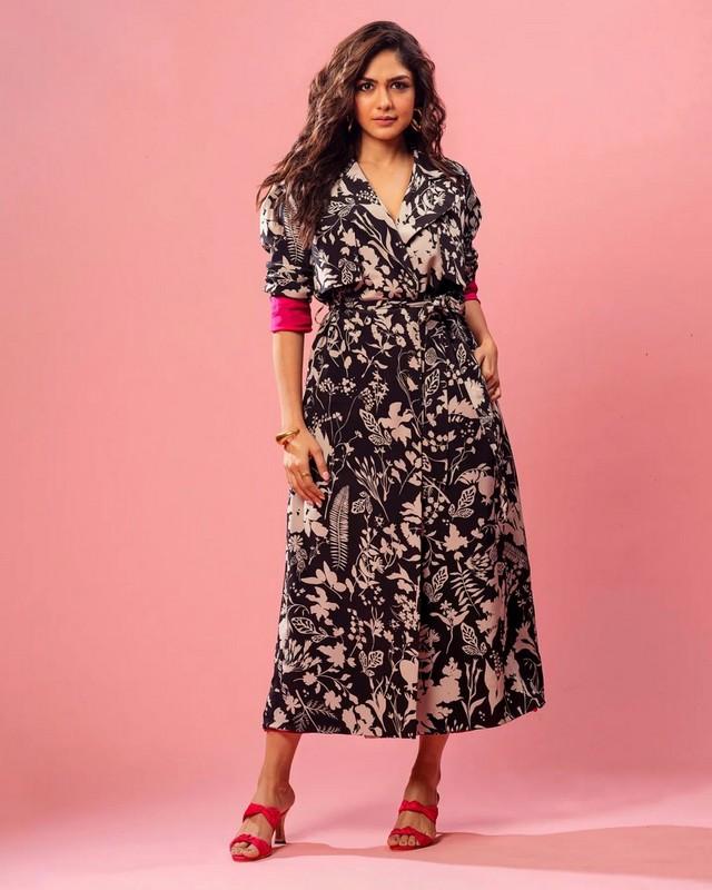 Mrunal Thakur 15