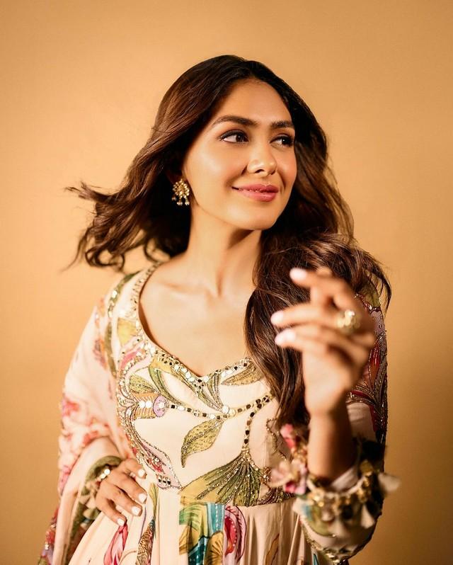 Mrunal Thakur 3