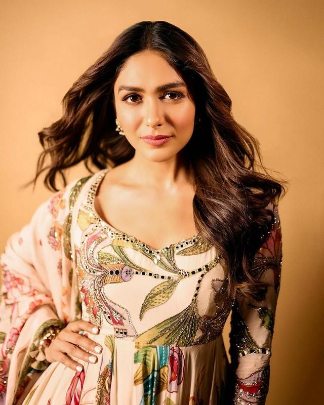 Mrunal Thakur 5