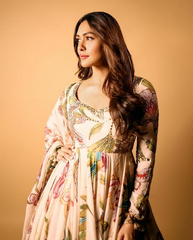 Mrunal Thakur 6