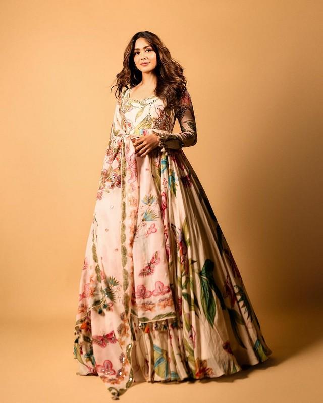 Mrunal Thakur 7