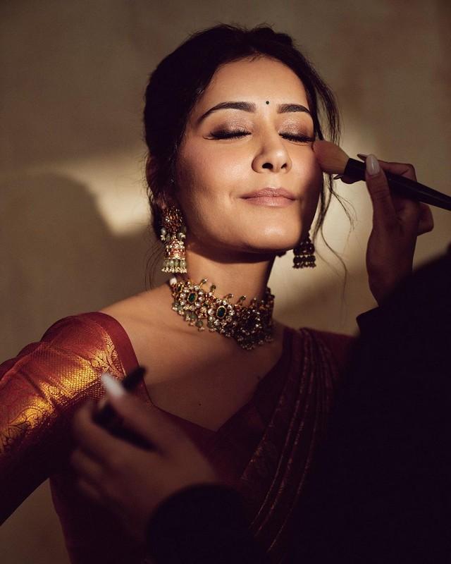 Raashii Khanna 8