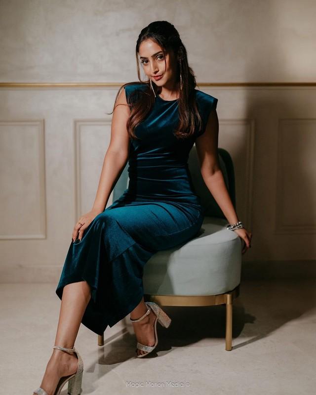 Reba Monica John 8
