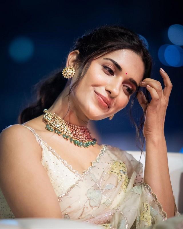 Ruhani Sharma 7