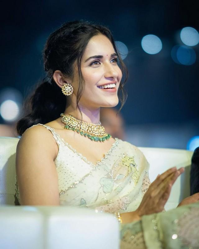 Ruhani Sharma 8
