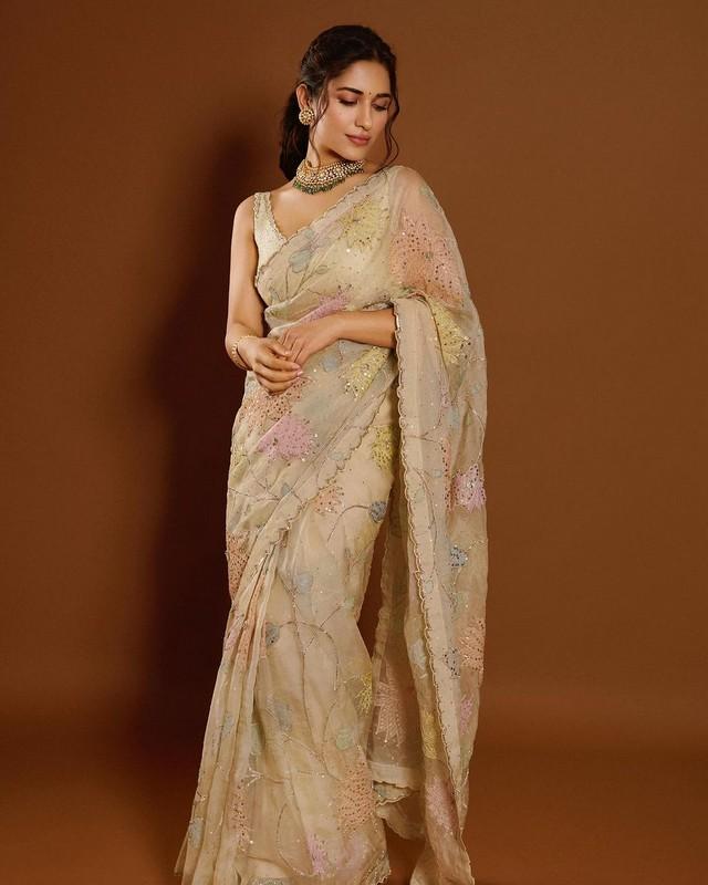 Ruhani Sharma 9