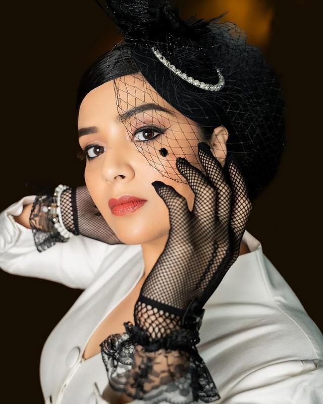 Sreemukhi 10