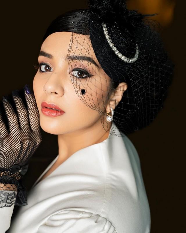Sreemukhi 7