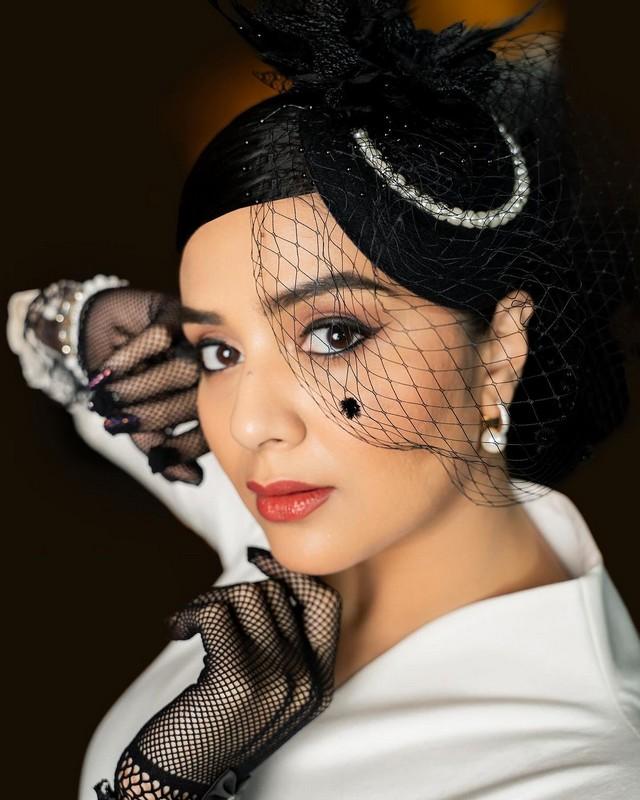 Sreemukhi 9