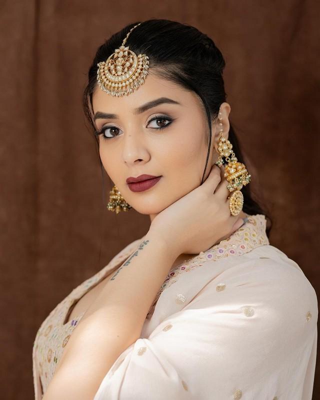 Sreemukhi 1