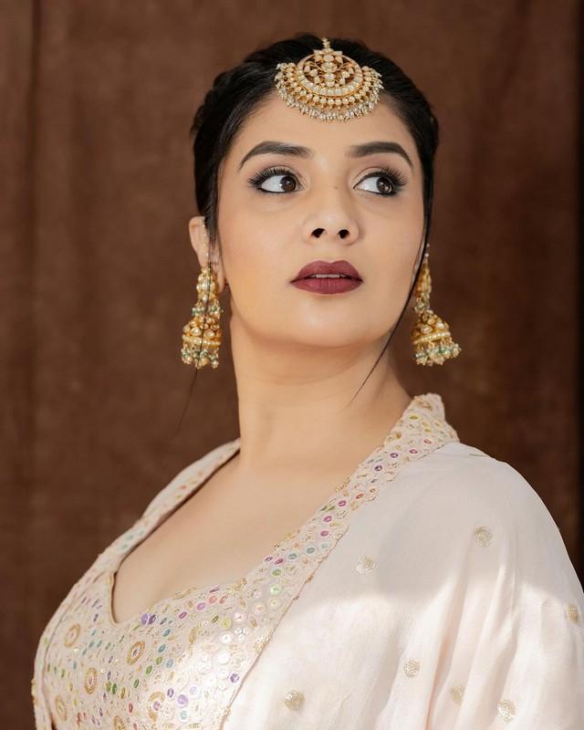Sreemukhi 4