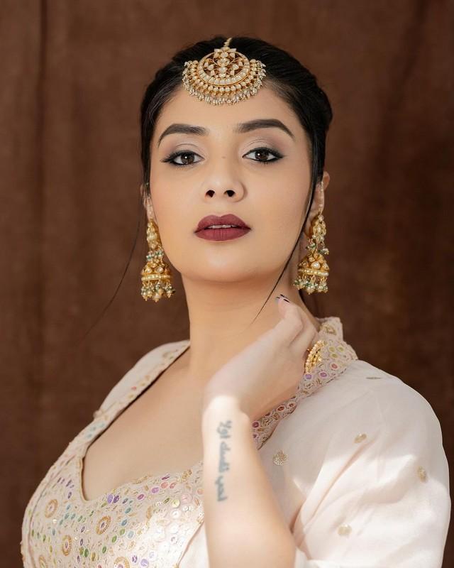 Sreemukhi 6