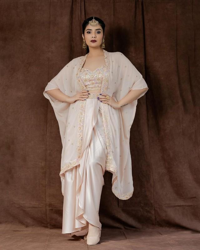 Sreemukhi 7