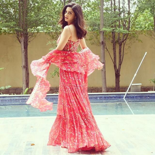 Vedhika 4