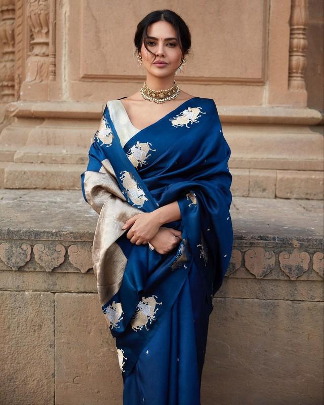 Esha Gupta 5