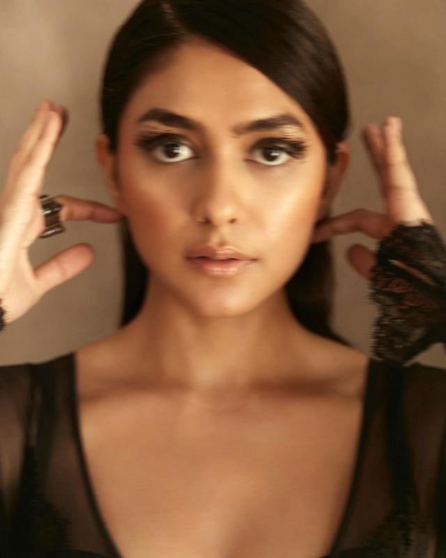 Mrunal Thakur 11