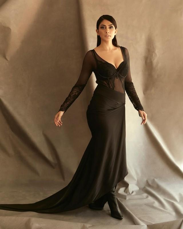 Mrunal Thakur 12