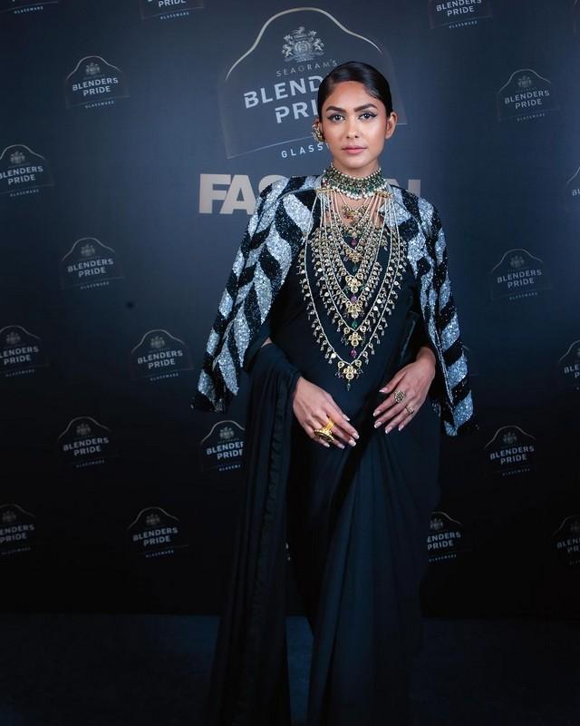 Mrunal Thakur 14