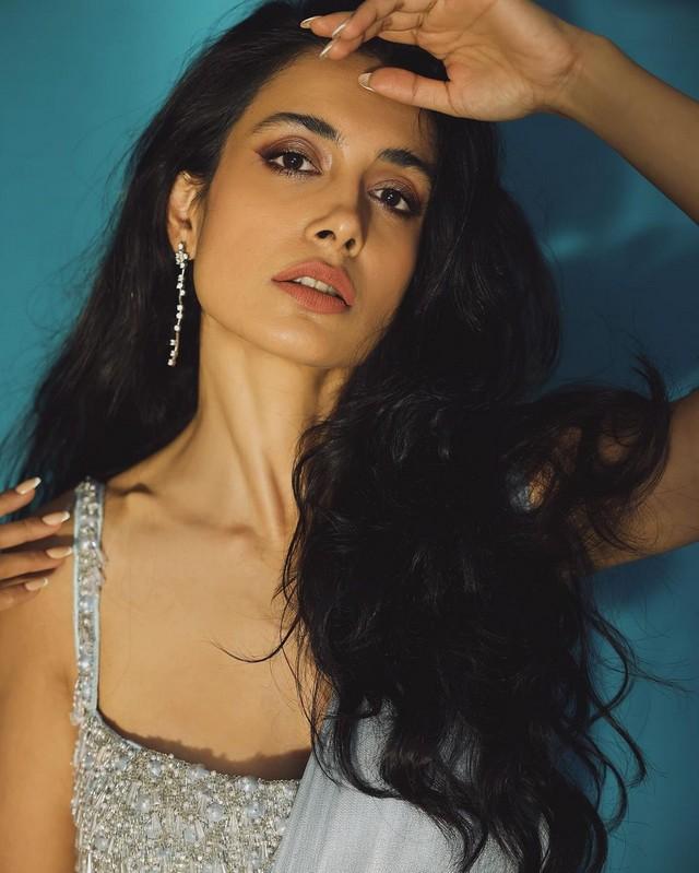 Sarah Jane Dias 4