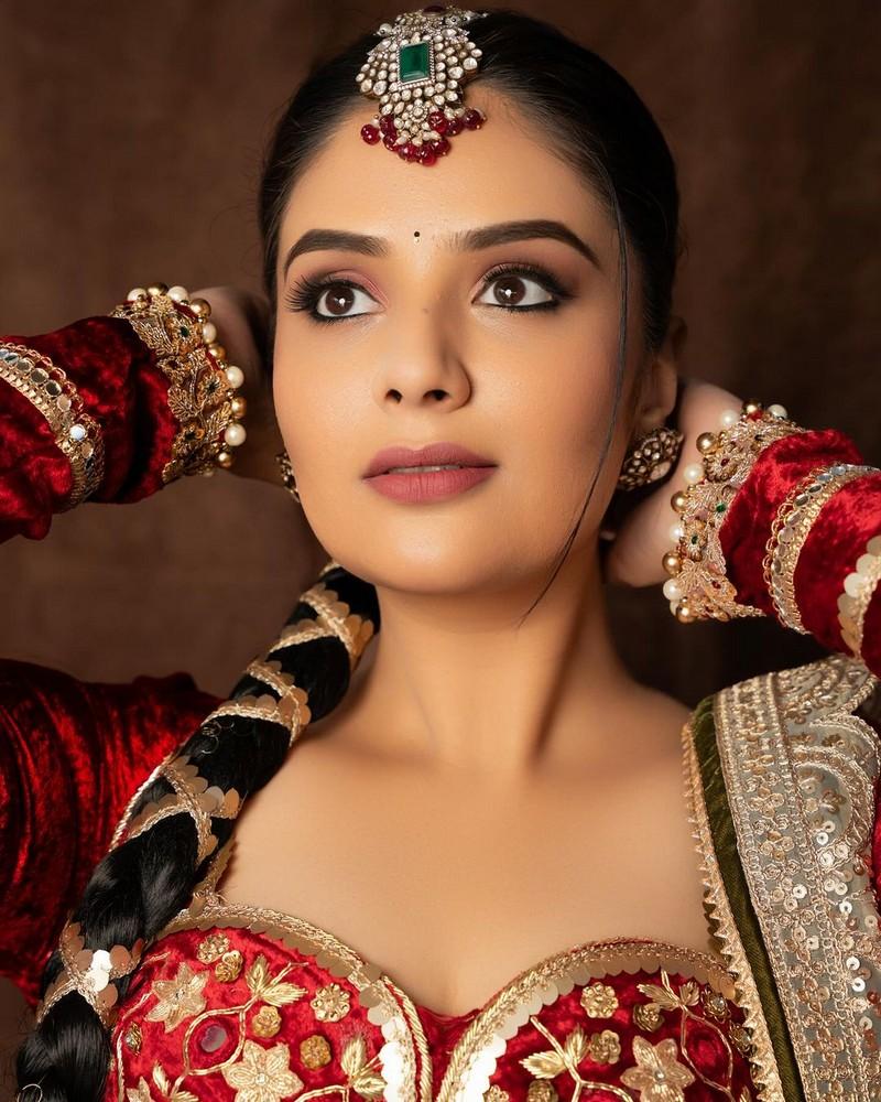 Sreemukhi 10