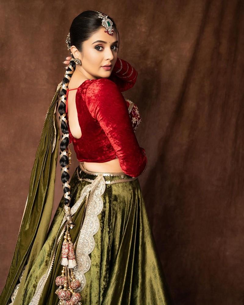 Sreemukhi 2