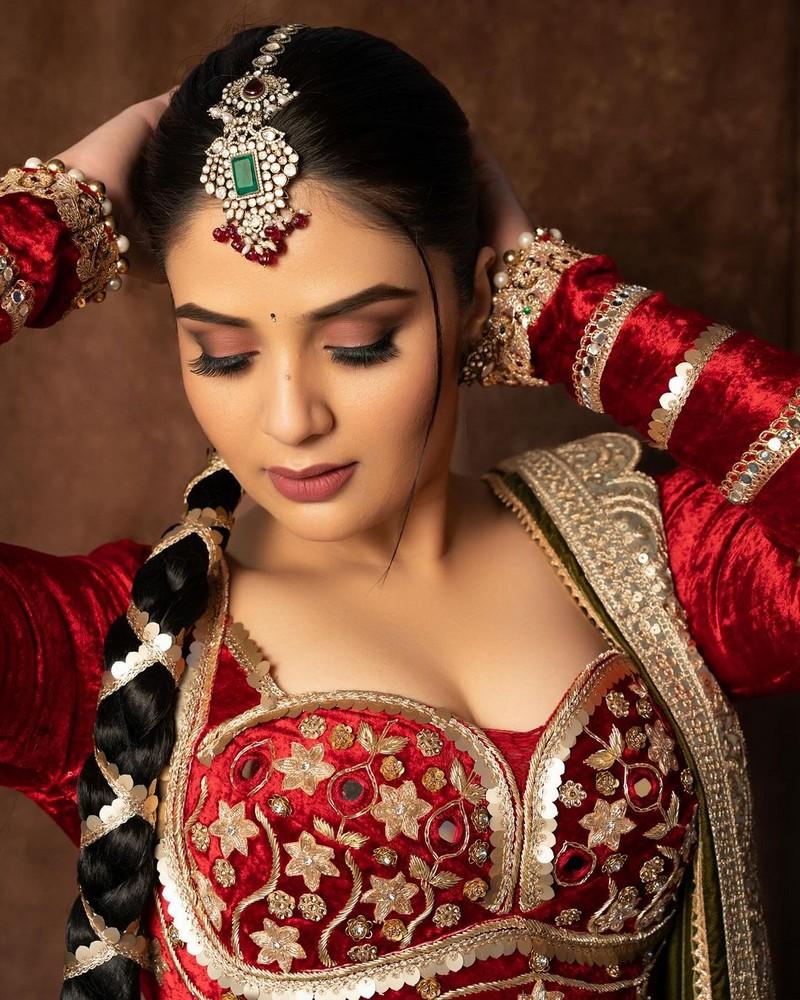 Sreemukhi 5