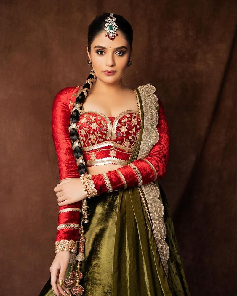 Sreemukhi 7