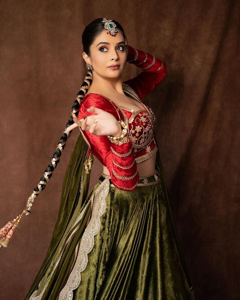 Sreemukhi 8