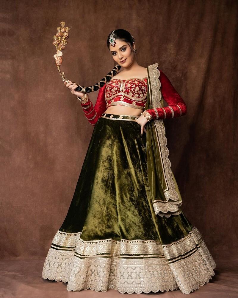 Sreemukhi 9