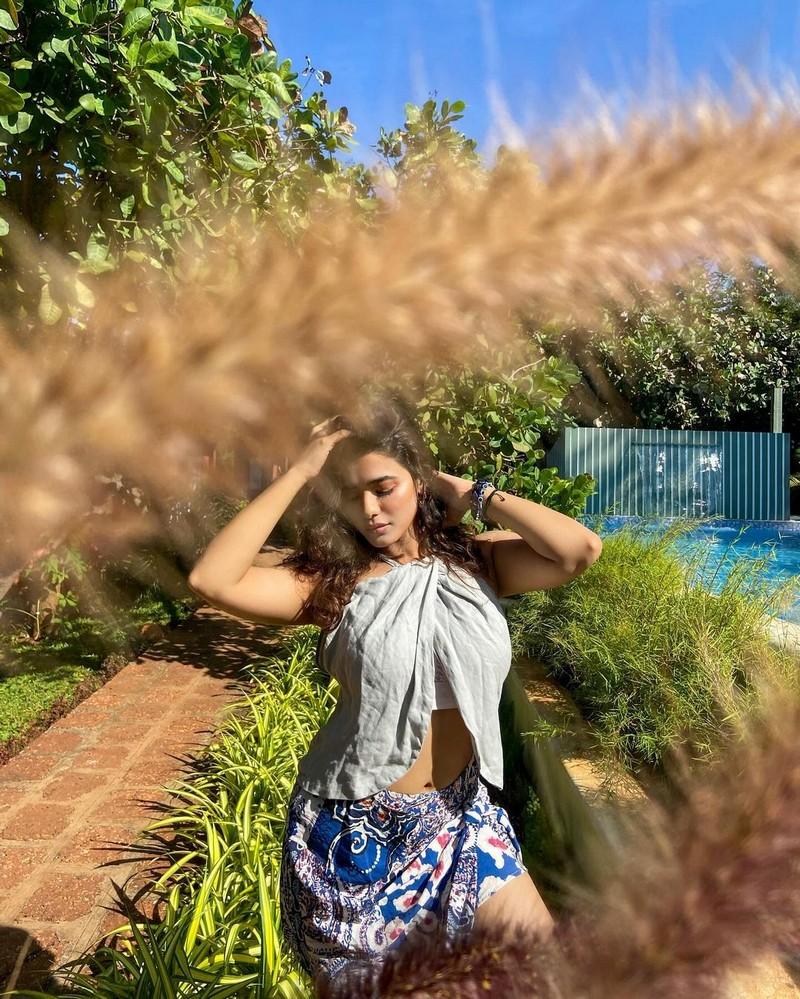 Ketika Sharma 4