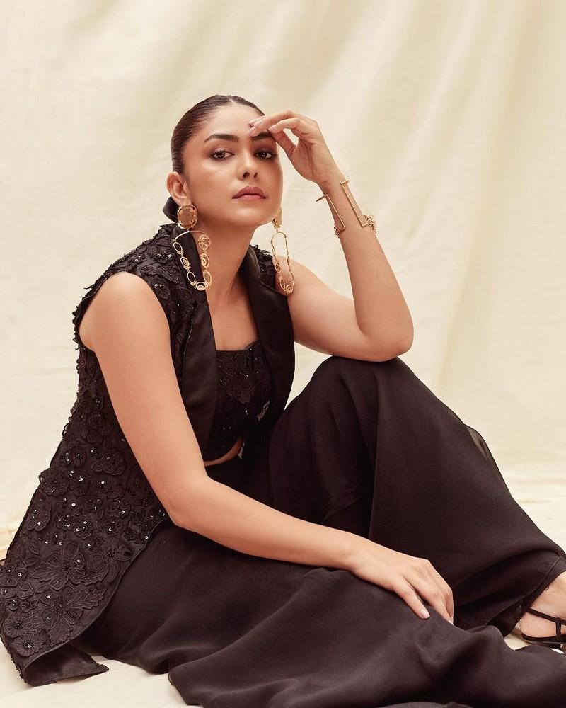 Mrunal Thakur 1