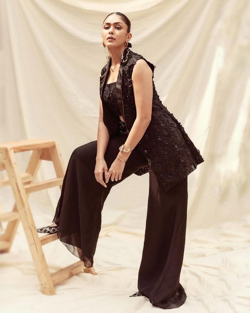 Mrunal Thakur 3