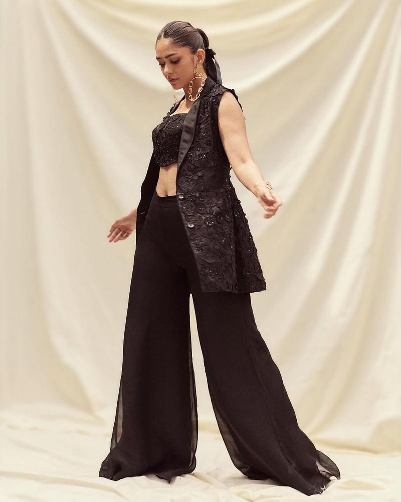Mrunal Thakur 7