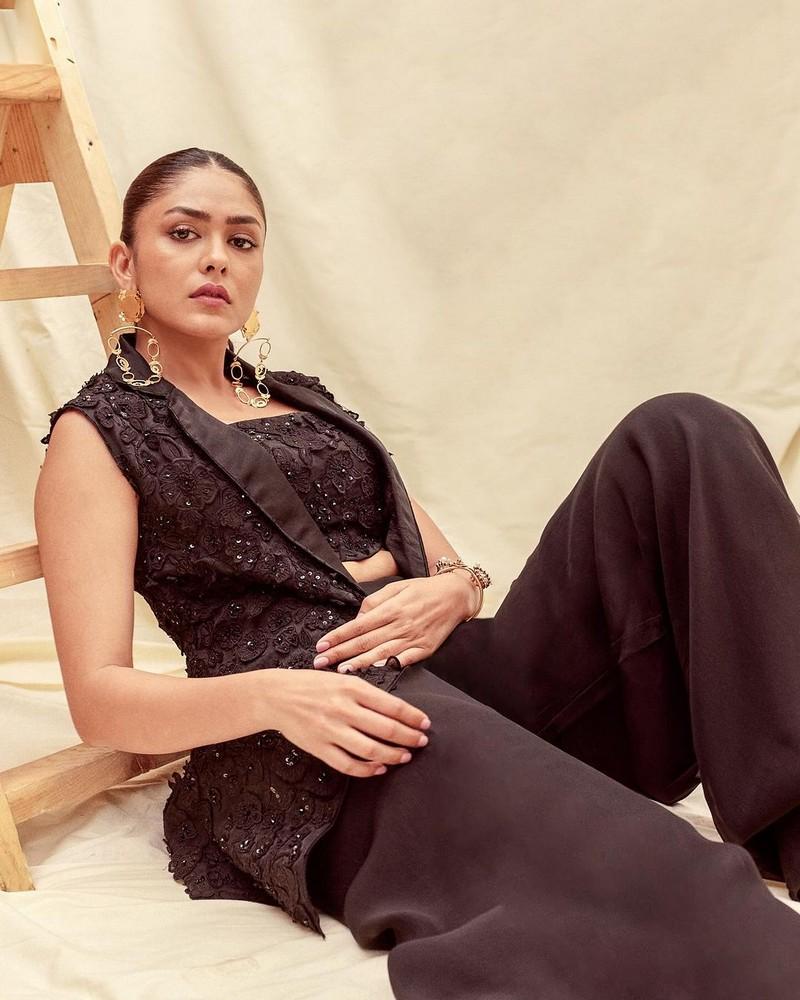 Mrunal Thakur 8