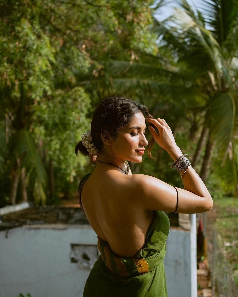 Ruhani Sharma 11