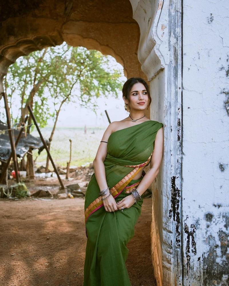 Ruhani Sharma 7