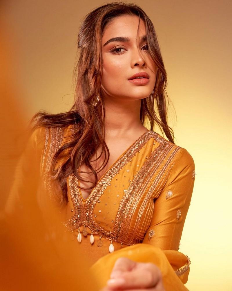 Saiee Manjrekar 10