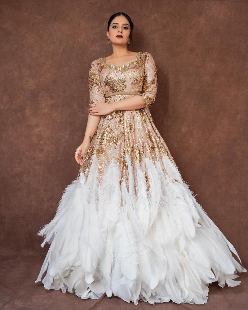 Sreemukhi 6