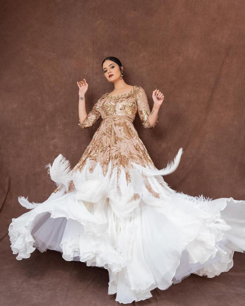 Sreemukhi 9