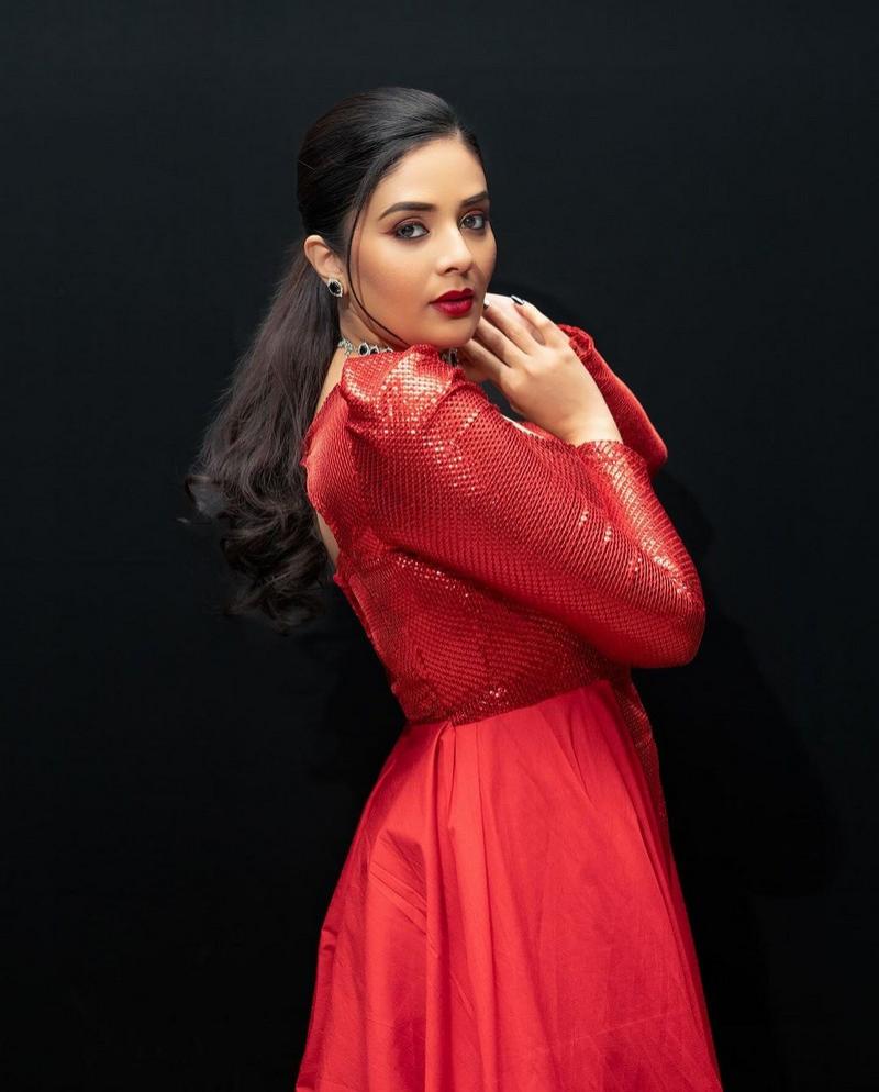 Sreemukhi 4