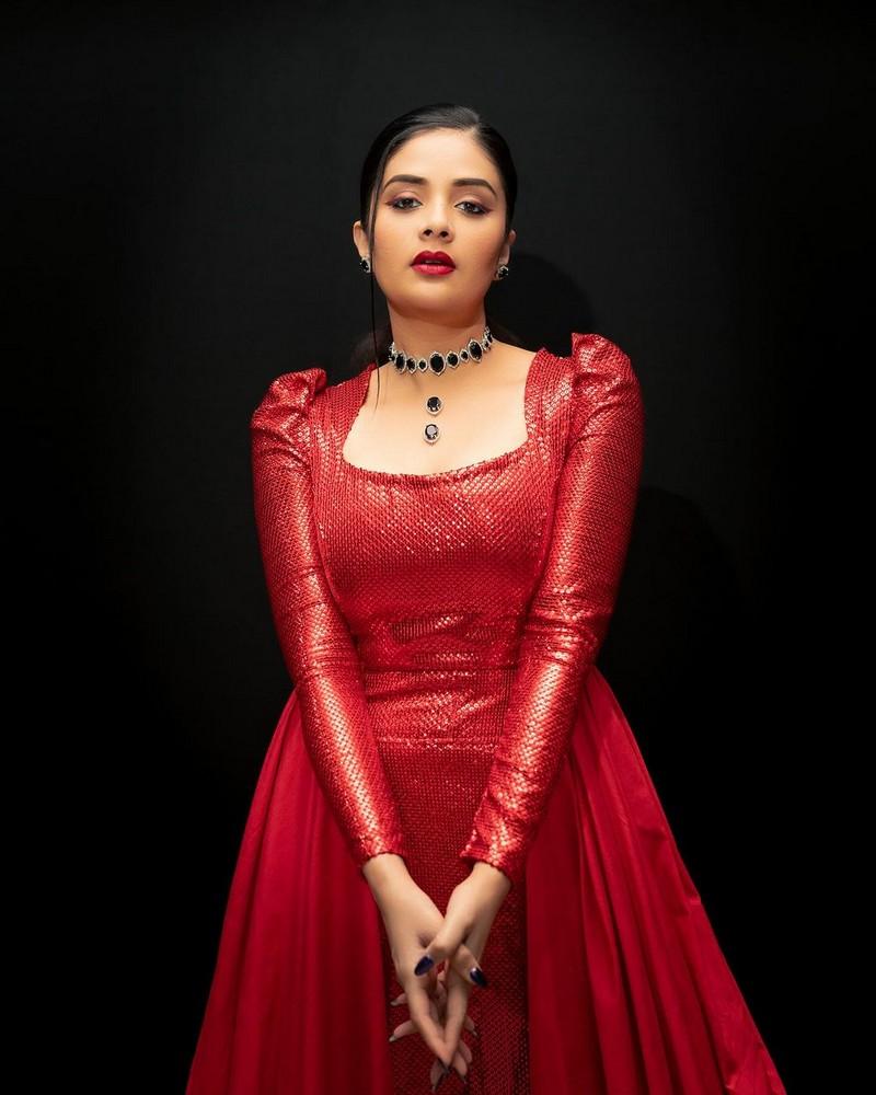 Sreemukhi 6