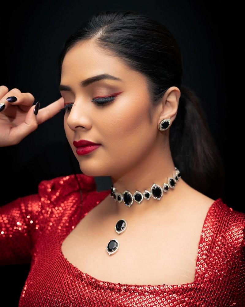 Sreemukhi 9