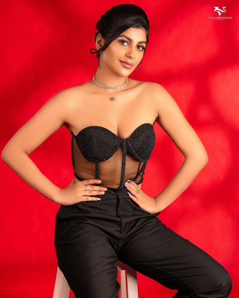 Yashika Aannand 2