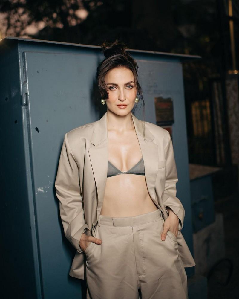 Elli AvrRam 10