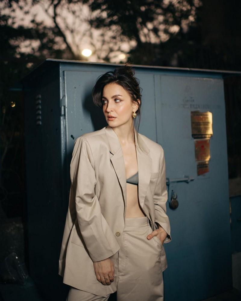 Elli AvrRam 7