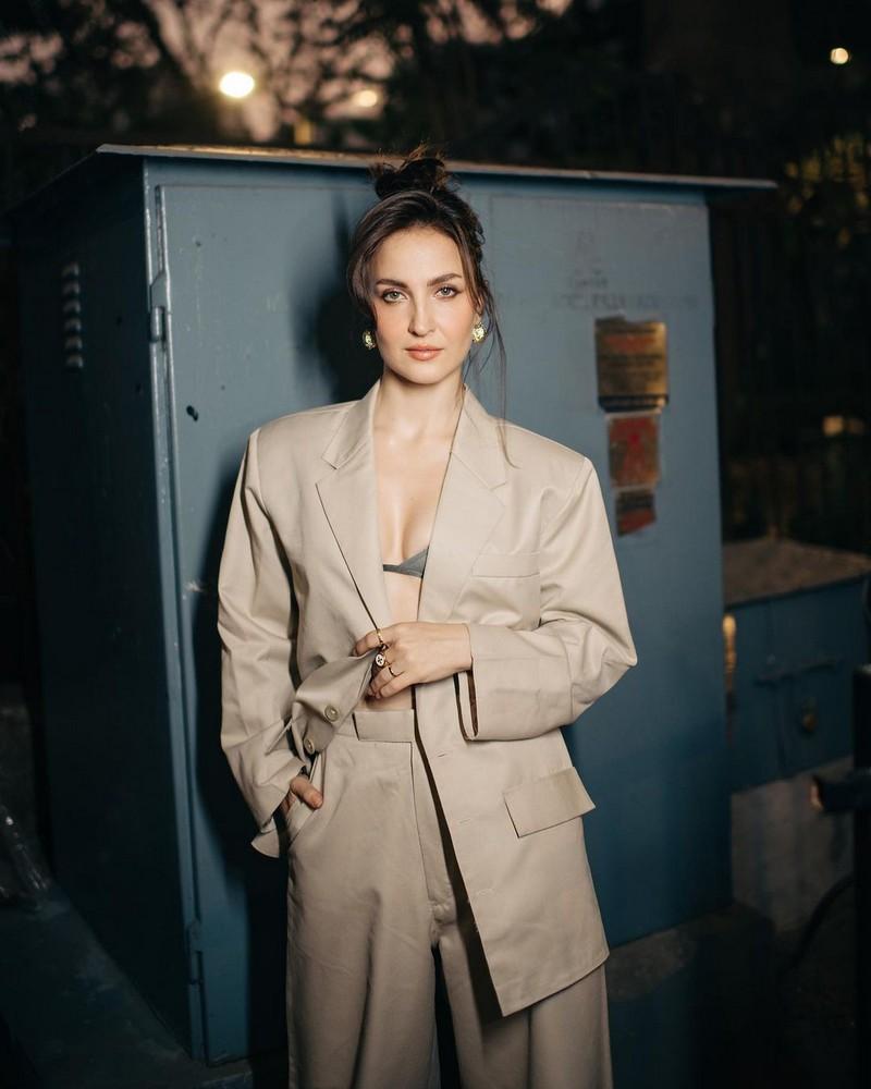 Elli AvrRam 9