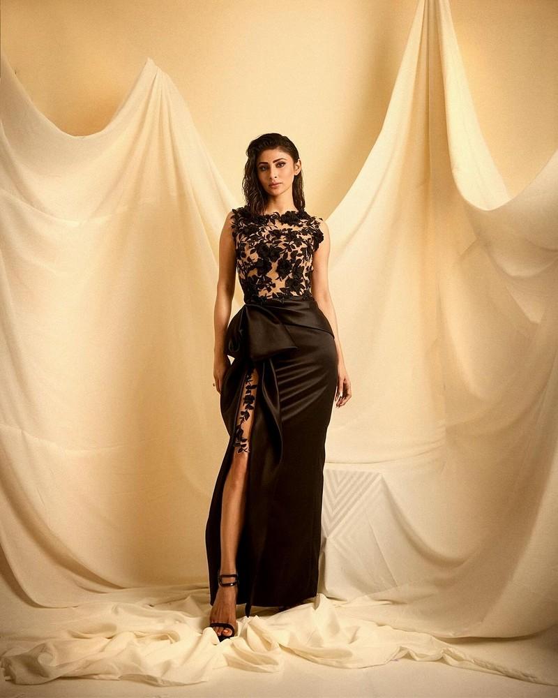 Mouni Roy 8