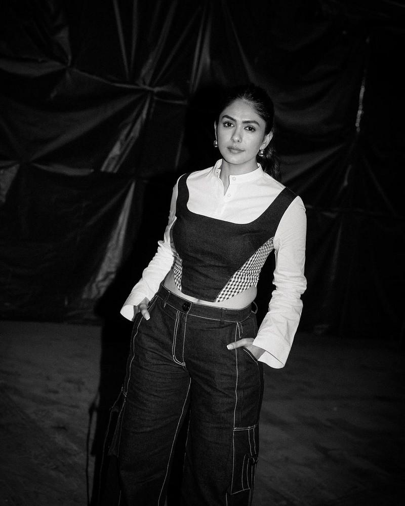 Mrunal Thakur 11