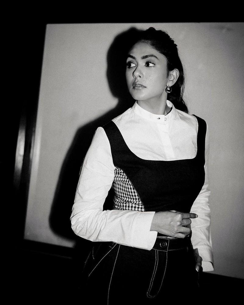Mrunal Thakur 8