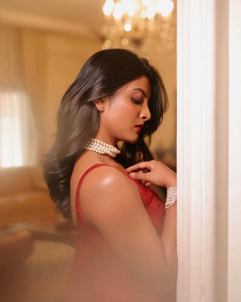 Nivedhithaa 6